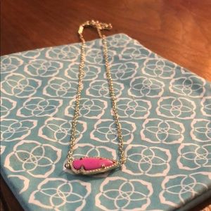 Skylie arrow in magenta